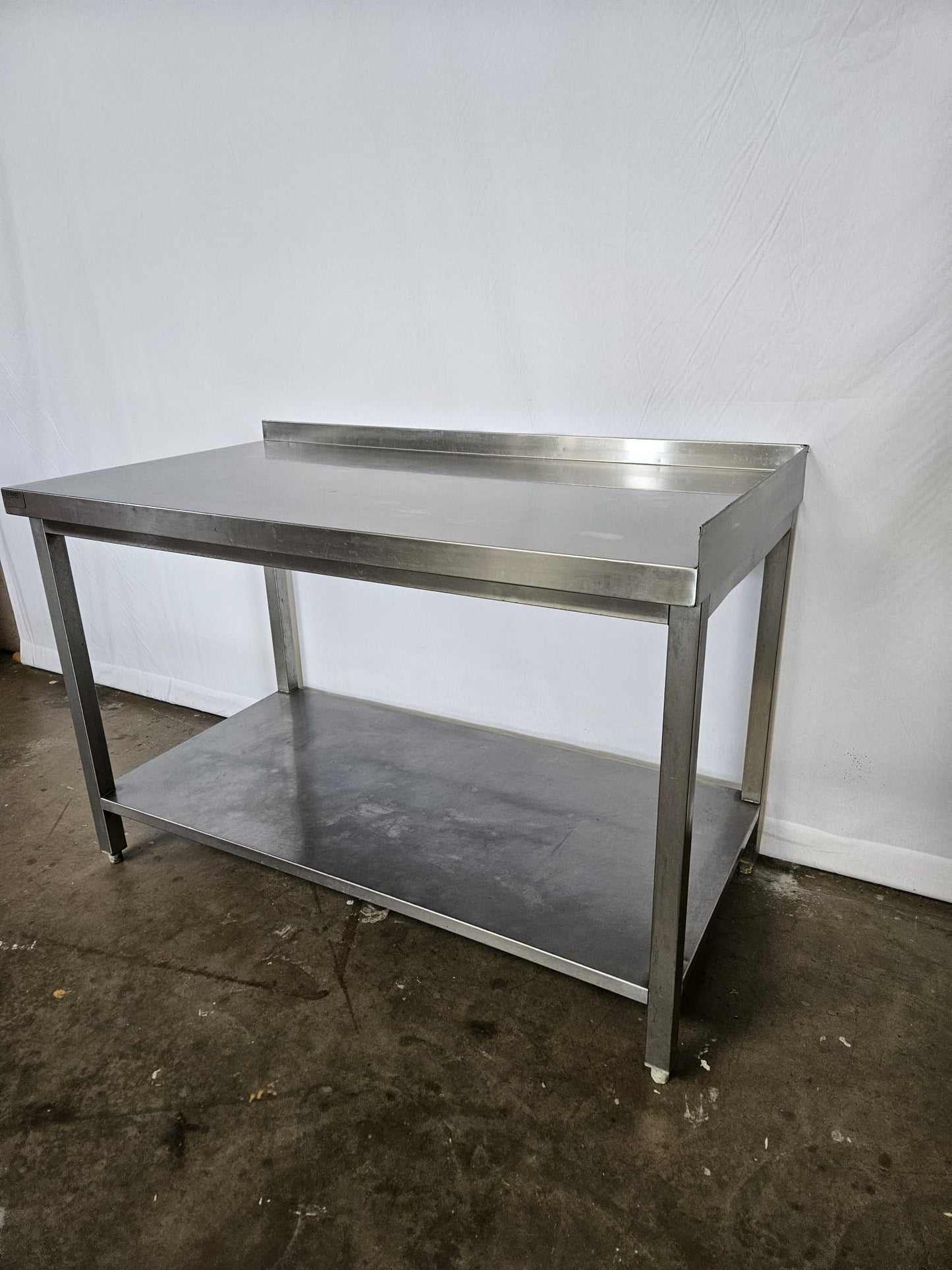 Arbeitstisch mit Ablage + Aufkanntung 1300x700x850mm