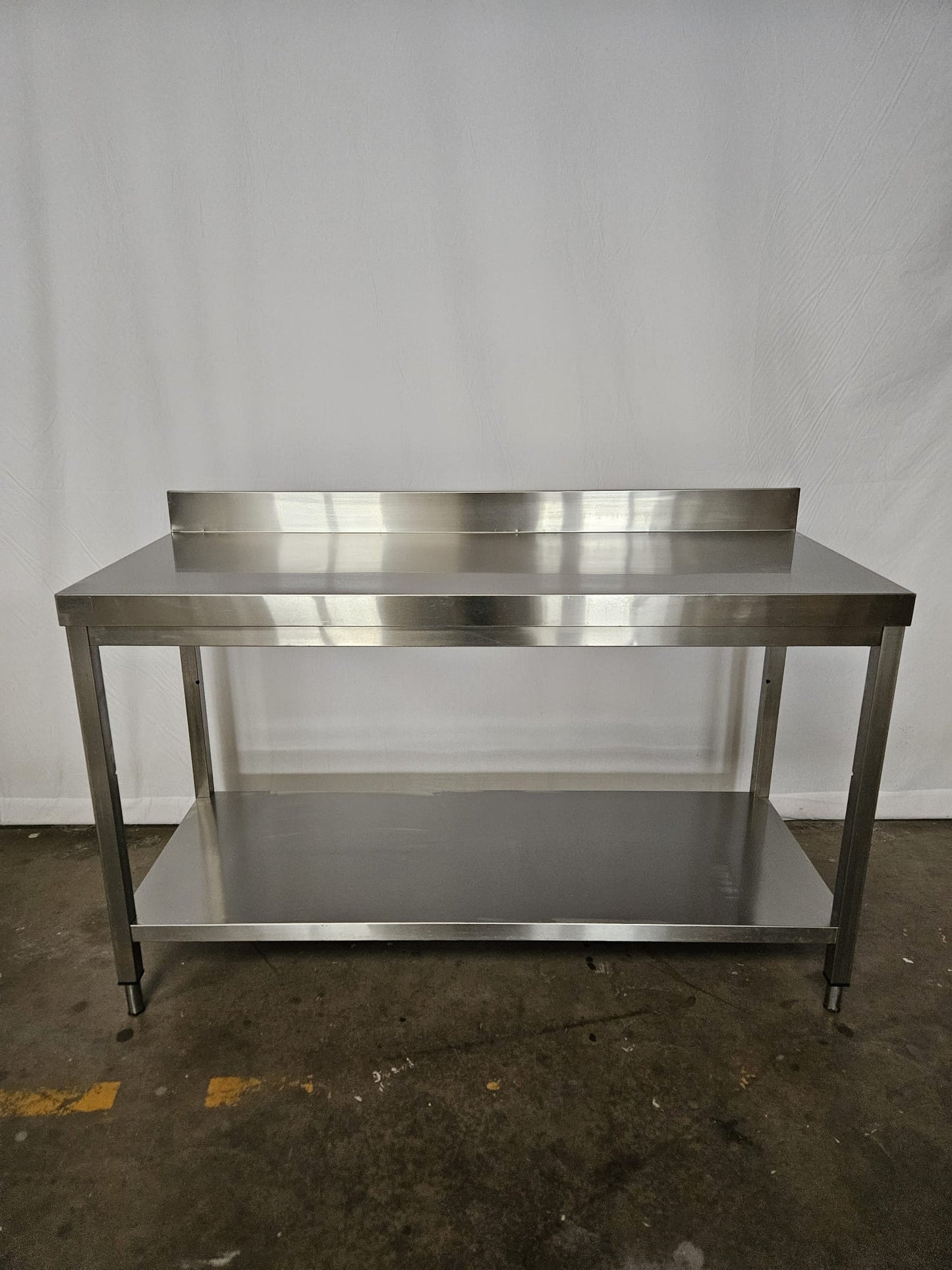 Arbeitstisch mit Ablageboden Aufkanntung hinten 1500x600x900mm