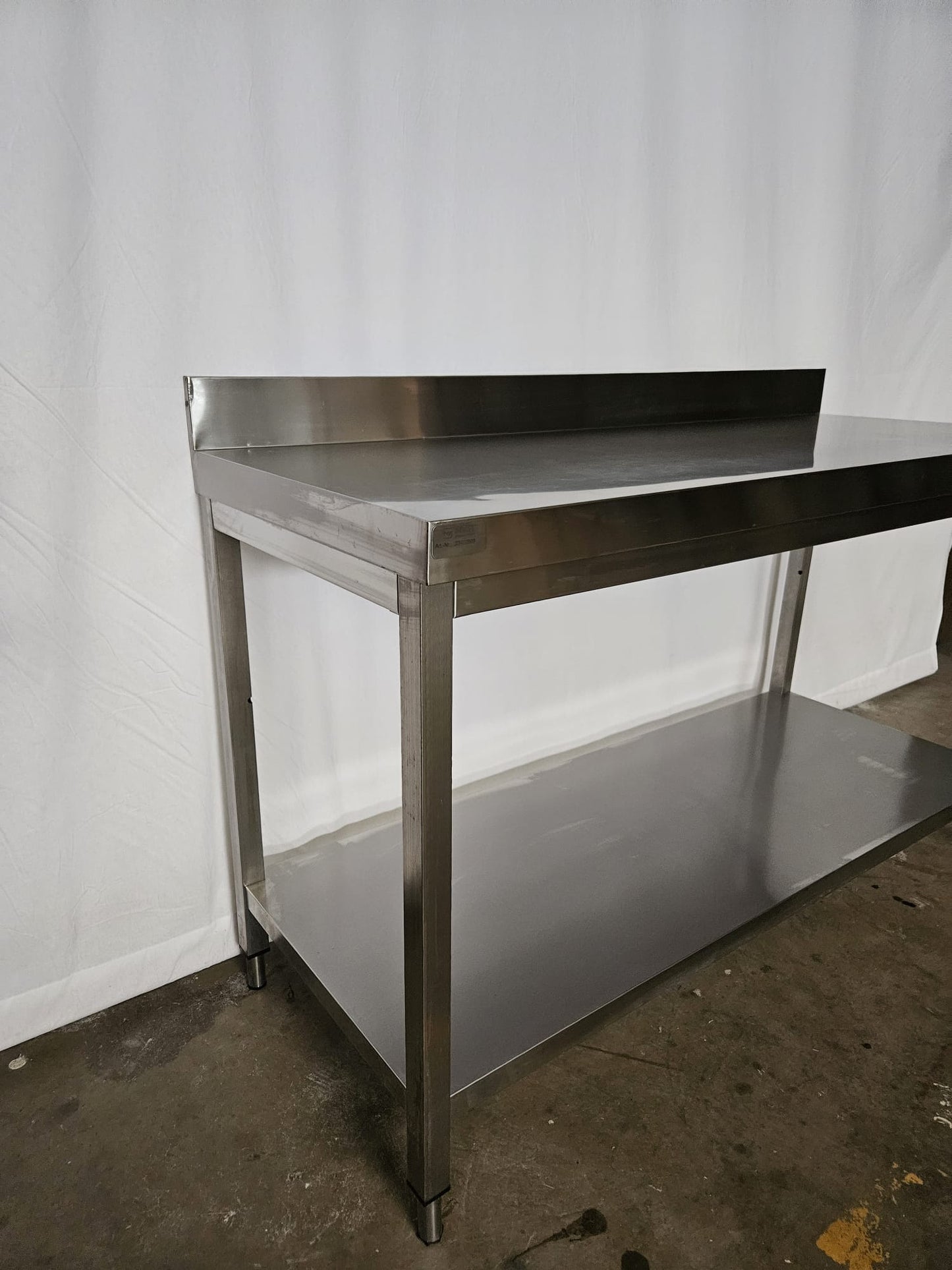 Arbeitstisch mit Ablageboden Aufkanntung hinten 1500x600x900mm
