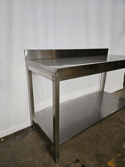 Arbeitstisch mit Ablageboden Aufkanntung hinten 1500x600x900mm