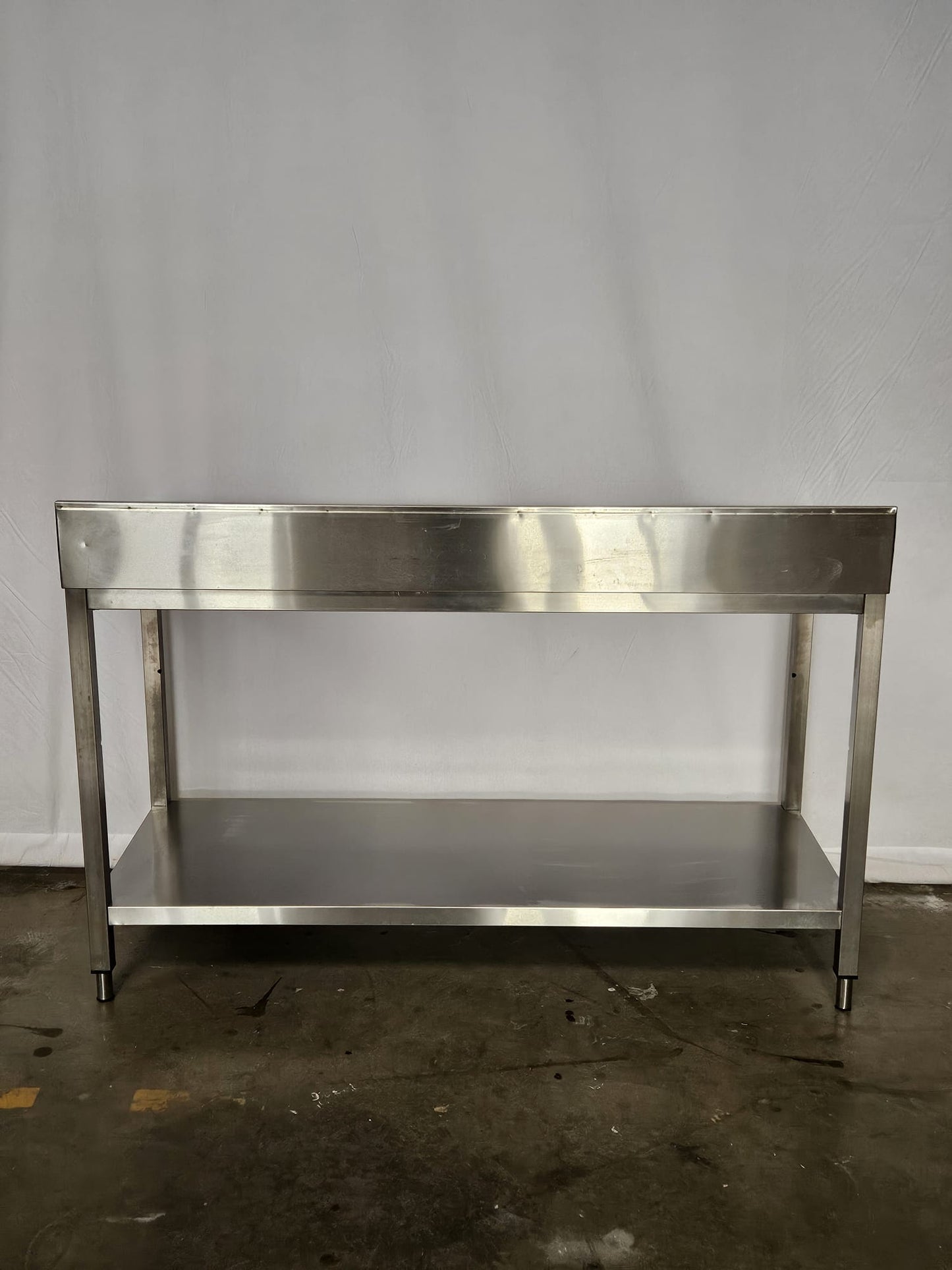 Arbeitstisch mit Ablageboden Aufkanntung hinten 1500x600x900mm